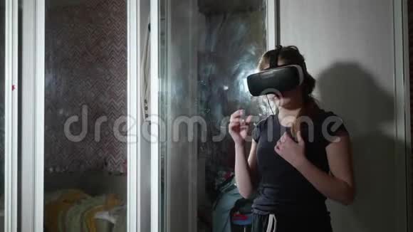 白种人女孩在VR眼镜在镜子前的后视图视频的预览图