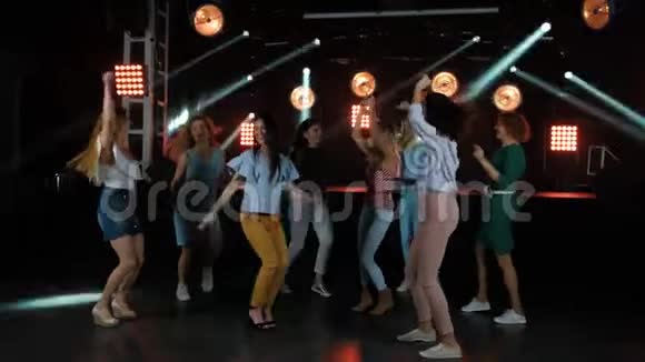 在一家时尚的夜总会的舞池里快乐的女人随着派对的音乐和其他女朋友跳舞视频的预览图