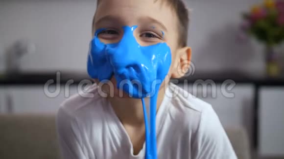 可爱的滑稽男孩脸上布满蓝色黏液视频的预览图