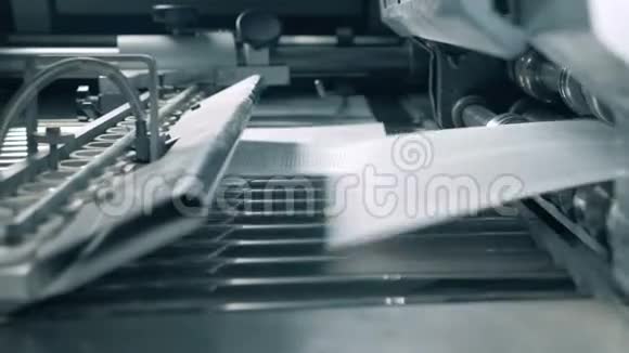 工作输送机在印刷室移动印刷纸视频的预览图