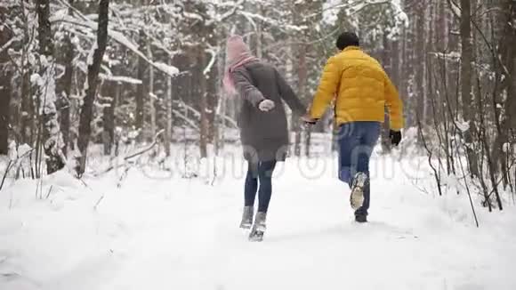 一对年轻漂亮的夫妇在公园里玩得很开心跑着牵着手情人节爱情故事视频的预览图