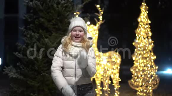 美丽的慢动作视频一个金发女孩向镜头扔雪视频的预览图