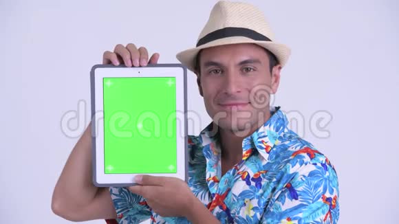 年轻快乐的西班牙游客展示数字平板电脑的脸视频的预览图
