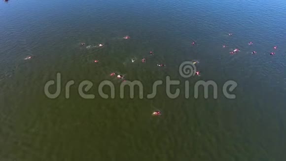 铁人三项运动参与者乘坐救生艇绕过水面浮标视频的预览图