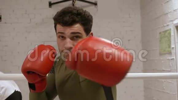 男人正在做拳击训练在健身房练习手套上的手拳视频的预览图