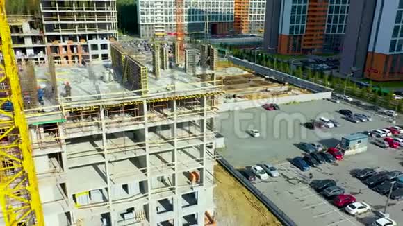 施工建筑鸟瞰图中楼层与室内隔墙之间的脚手架从事建筑工作的雇员视频的预览图