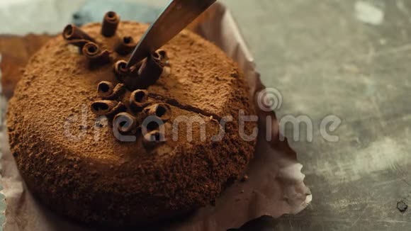 特写双手慢动作切蛋糕切巧克力蛋糕的刀宏视频的预览图