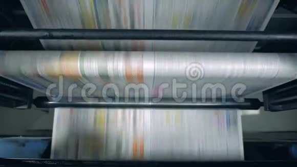 报纸在印刷室的滚动输送机上移动视频的预览图