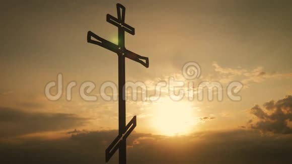 基督教十字架在日落的天空日落时分的耶稣基督十字架视频的预览图