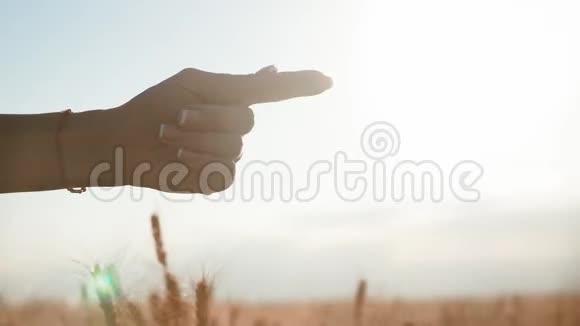 女人的手是伸出的显示出快速的手势女孩手指的特写视频的预览图