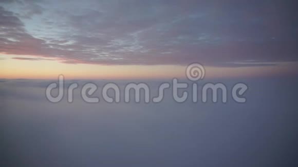 空中观景在雾中飞在雾中飞空中摄影机拍摄从云层上方飞向太阳视频的预览图