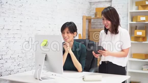 亚洲女商人在办公室里使用平板电脑视频的预览图