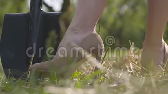 穿着米色鞋子的时尚女士穿着高跟鞋站在铲子附近的草地上城市居民视频的预览图