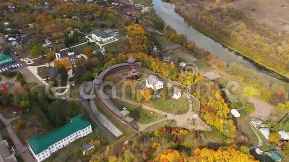 巴图林堡与乌克兰西姆河的美丽空中景色移动相机前进主题视频的预览图
