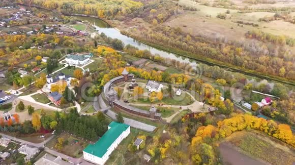 在乌克兰切尔尼希夫州的西姆河上鸟瞰巴图林城堡从左到右视频的预览图