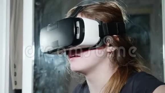 戴VR眼镜的白种人女孩试图统治视频的预览图