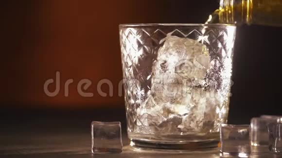 酒保把威士忌从瓶子里倒进玻璃杯视频的预览图