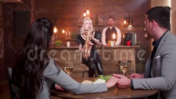 独奏爵士音乐会期间在老式餐厅的浪漫约会视频的预览图