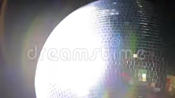 旋转美丽的夜晚迪斯科球闪耀和闪烁在老式或现代俱乐部的黑色背景视频的预览图