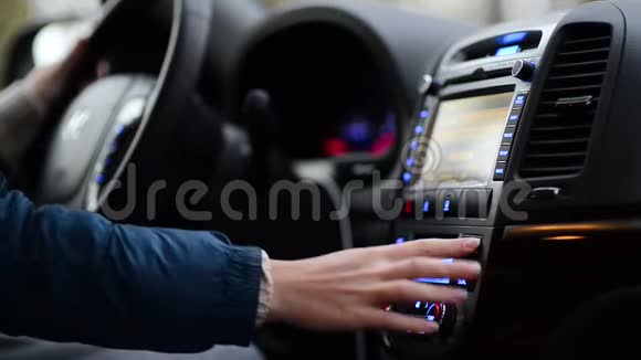 女人在车里调节空调系统开车视频的预览图