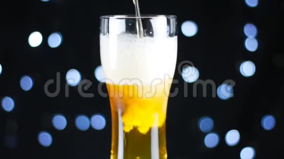 在装有水滴的玻璃杯里放淡啤酒酒吧里有啤酒轮调视频的预览图