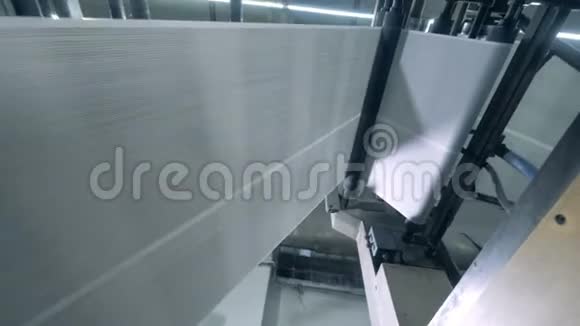 滚筒在印刷室的一条线上移动印刷纸视频的预览图