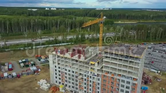 绿林附近施工现场鸟瞰图一个大的住宅区正在建造中视频的预览图