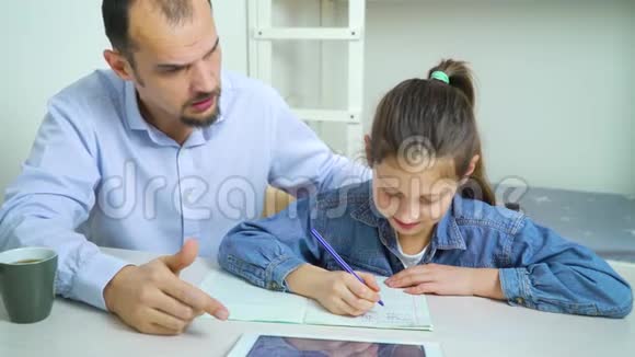 愤怒的父亲对女儿做作业感到恼火视频的预览图