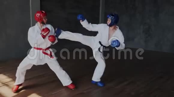 慢动作好斗的愤怒的拳击手打拳亚洲男孩对对手的脸做出强烈的极端踢视频的预览图