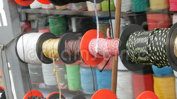 不同颜色的强力绳索缠绕在商店柜台上的特殊卷筒上视频的预览图