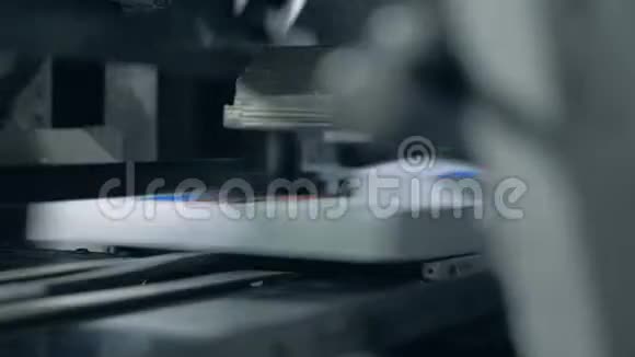 印刷办公室机器切断一条线上的书边视频的预览图