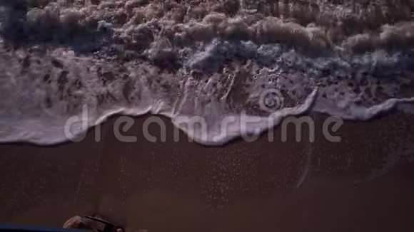 橙色的沙子海岸为整个框架被海浪覆盖视频的预览图