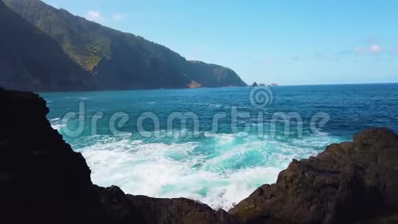 野生大西洋4K视频巨浪摧毁了葡萄牙马德拉岛的海岸巨浪冲过视频的预览图