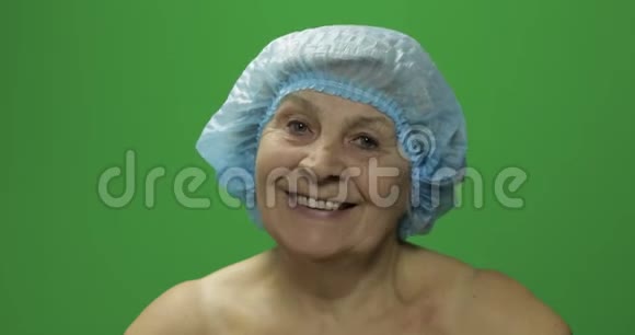 微笑的老年女性戴着保护帽看着镜头整形外科手术视频的预览图