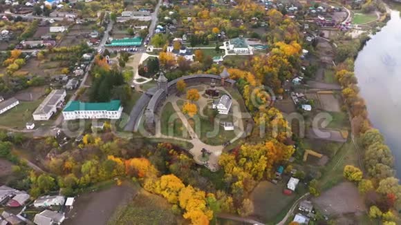 乌克兰切尔尼希夫州Baturin堡垒与Seym河的空中全景从右边追踪摄像头视频的预览图