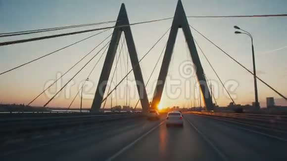 日落时分沿着斜拉千年桥行驶视频的预览图