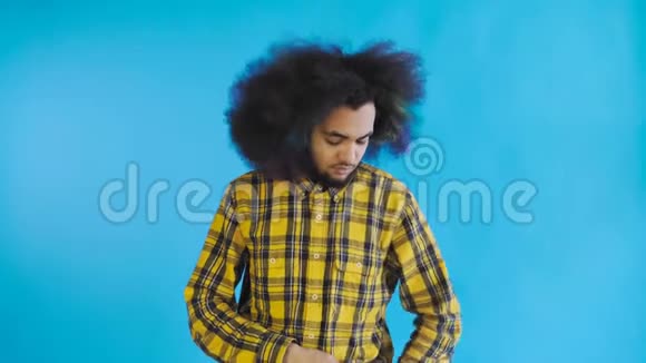 沮丧的年轻非裔美国男人拿着破手机在蓝色背景情感概念视频的预览图