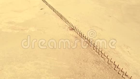 沙漠景观黄沙弃桥视频的预览图