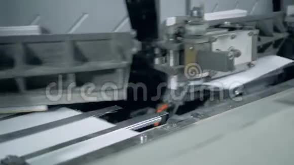 自动机器在一条线上用纸盖工作视频的预览图