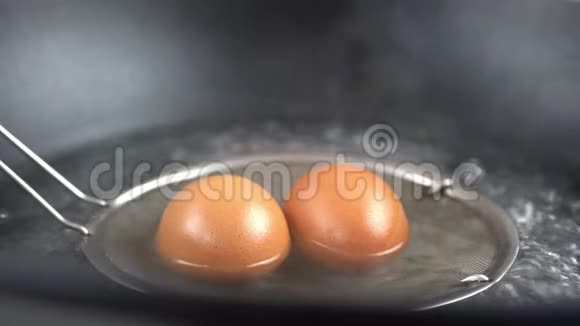 从开水中取出煮鸡蛋的镜头接近宏观拍摄视频的预览图