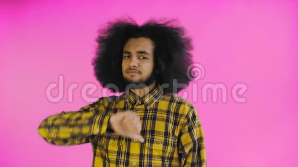 美国黑人男子在紫色背景上竖起大拇指视频的预览图