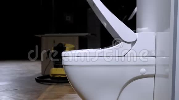白色自动马桶现代技术解决方案抬起马桶盖和马桶圈视频的预览图