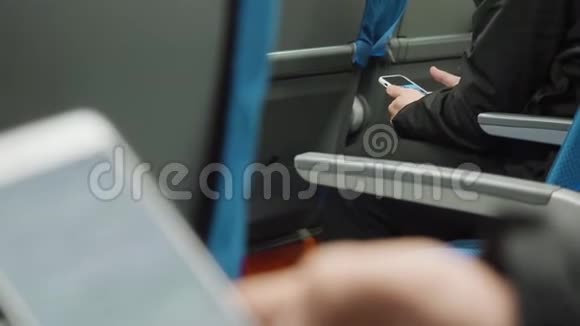 人们乘坐公共交通工具旅行看手机智能手机在男人手中特写一个人读视频的预览图