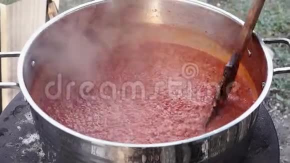 烹制红辣椒美味的烤红辣椒视频的预览图