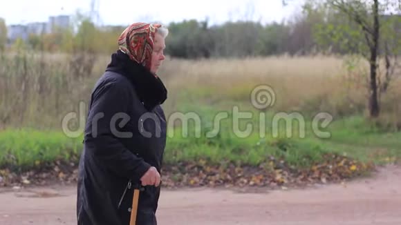 外婆许愿的女人独自走着视频的预览图