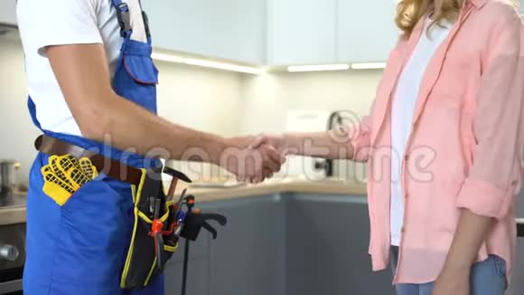 带工具的管道握手技术维护维修服务视频的预览图