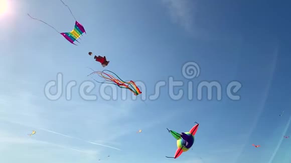 美丽蓝天背景下的风筝视频的预览图