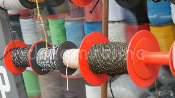 不同颜色的强力绳索缠绕在商店柜台上的特殊卷筒上视频的预览图