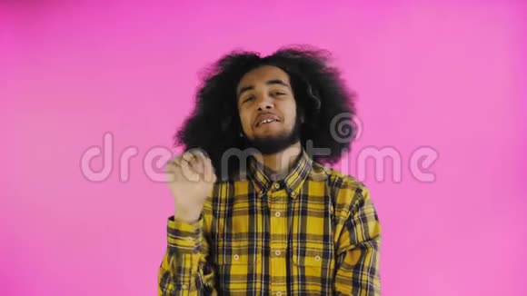 年轻的非裔美国人在紫色背景上表现出沉默或BLABLA手势情感概念视频的预览图