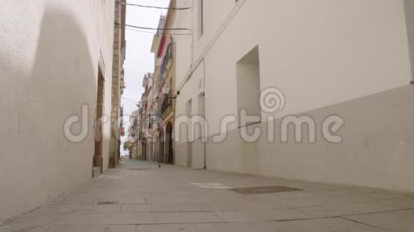 带鸽子的加泰罗尼亚村的空窄街视频的预览图